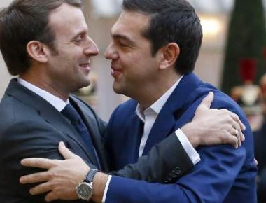 Ένθερμη υποδοχή Αλ. Τσίπρα από τον Εμ. Μακρόν στο Μέγαρο των Ηλυσίων (φωτό)